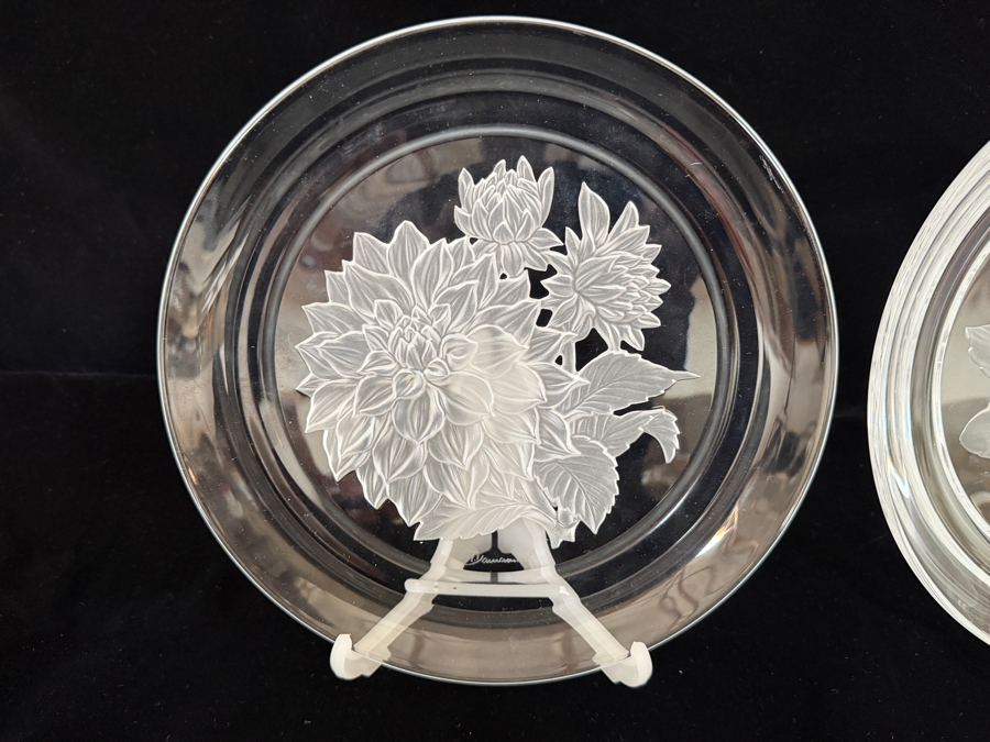 Hoya Crystal Flower Of The Month Collector Plates Set, Frosted Intaglio Dahlia And Pansy Botanical Designs Signed By T. Yamamoto, Made In Japan, 8.25'H [Photo 2]