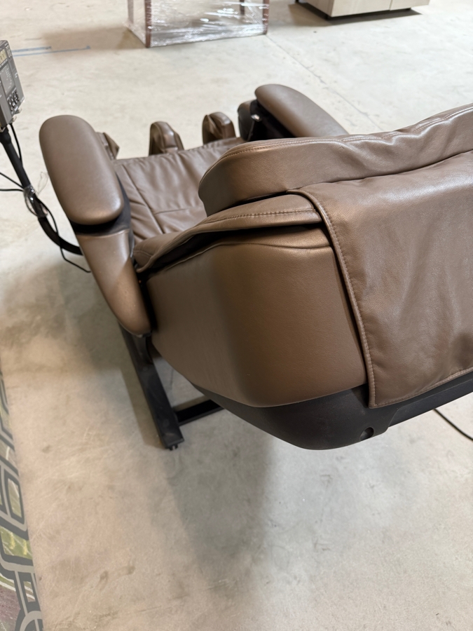 Panasonic Real Pro Ultra EP-MA70 Luxury Heated 3D Massage Chair, Premium Brown Synthetic Leather Full Body Recliner With Mounted Remote Control, 45.3'H Retails $7,000 [Photo 9]