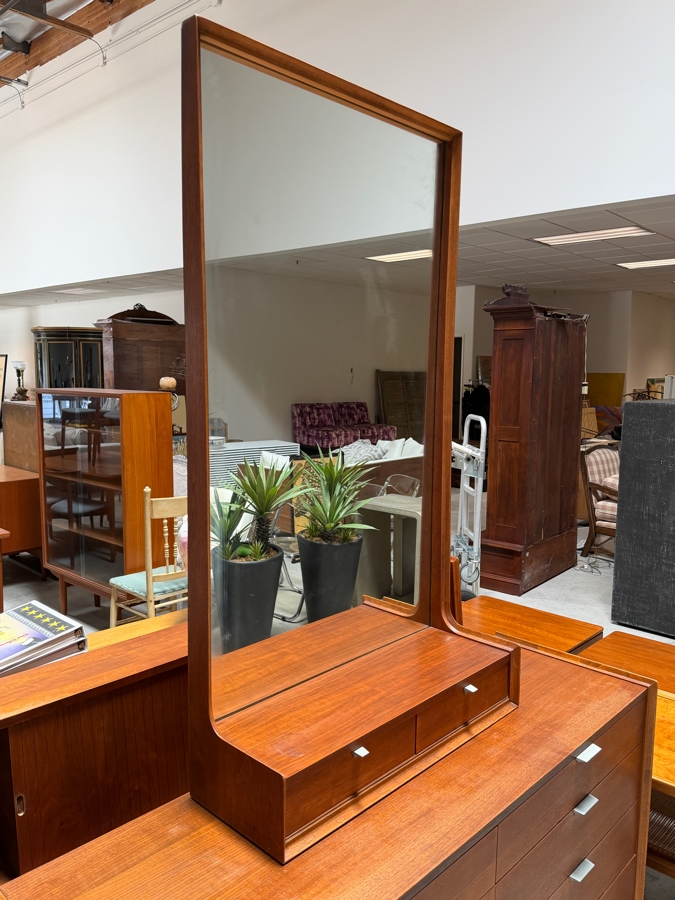 Mid-Century Modern 8-Drawer Chest Of Drawers Dresser With Freestanding 2-Drawer Mirror By Cavalier Corporation Chattanooga, TN Dresser Measures 56W X 18D X 32.5H [Photo 20]