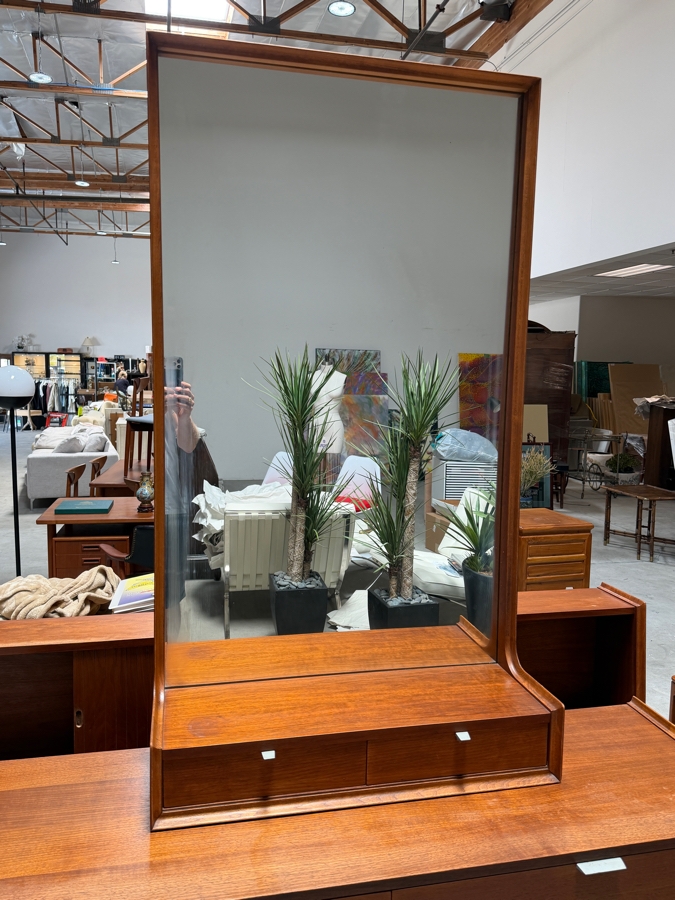 Mid-Century Modern 8-Drawer Chest Of Drawers Dresser With Freestanding 2-Drawer Mirror By Cavalier Corporation Chattanooga, TN Dresser Measures 56W X 18D X 32.5H [Photo 17]