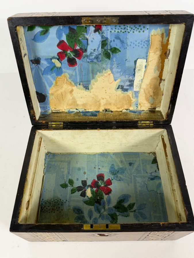 Antique 19th-century English Victorian Box Featuring Intricate Parquetry Banding and a Geometric Marquetry Medallion 9.75W X 6.75D X 5.25H [Photo 10]