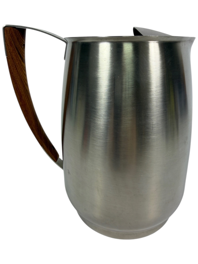 Vintage Mid Century Modern West Bend 2.5 Quart Stainless Steel Pitcher Made In USA 8'H