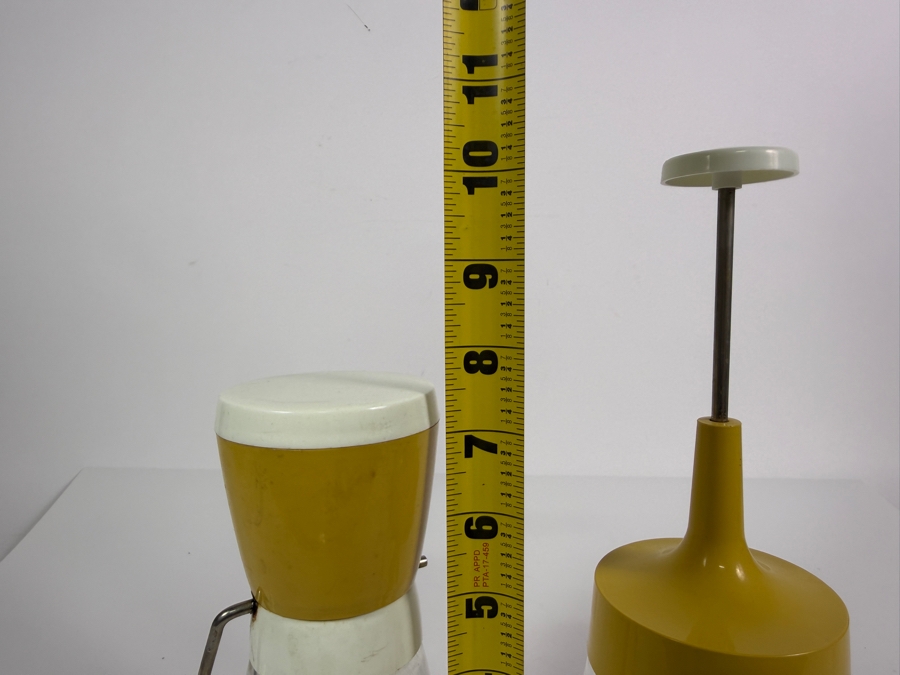 Set Of Two Vintage Federal Housewares Harvest Gold Yellow Manual Glass Nut Chopper And Grinder Kitchen Tools Made In USA [Photo 7]