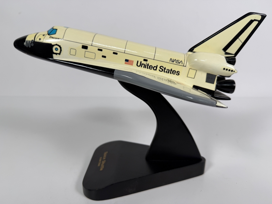 Vintage Space Shuttle Discovery Desktop Model 1/144 Scale By the Toys & Models Corporation 10W X 7D X 7.5H [Photo 2]