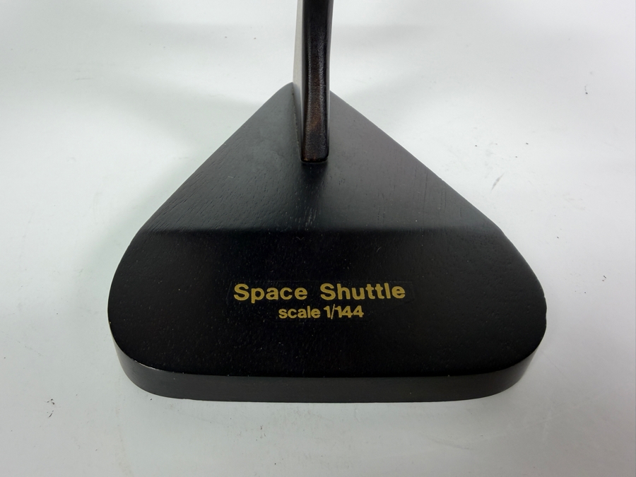 Vintage Space Shuttle Discovery Desktop Model 1/144 Scale By the Toys & Models Corporation 10W X 7D X 7.5H [Photo 6]