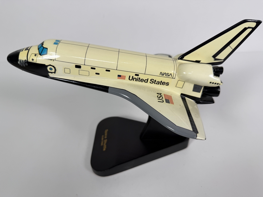 Vintage Space Shuttle Discovery Desktop Model 1/144 Scale By the Toys & Models Corporation 10W X 7D X 7.5H [Photo 4]