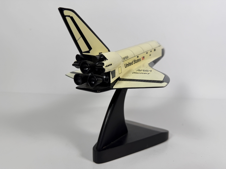 Vintage Space Shuttle Discovery Desktop Model 1/144 Scale By the Toys & Models Corporation 10W X 7D X 7.5H [Photo 9]