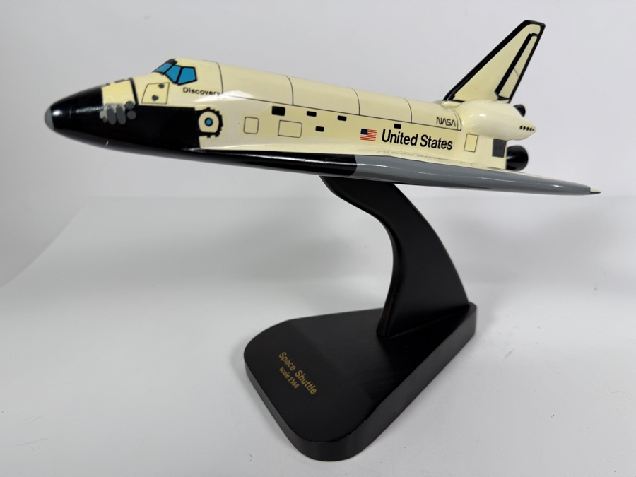 Vintage Space Shuttle Discovery Desktop Model 1/144 Scale By the Toys & Models Corporation 10W X 7D X 7.5H [Photo 3]