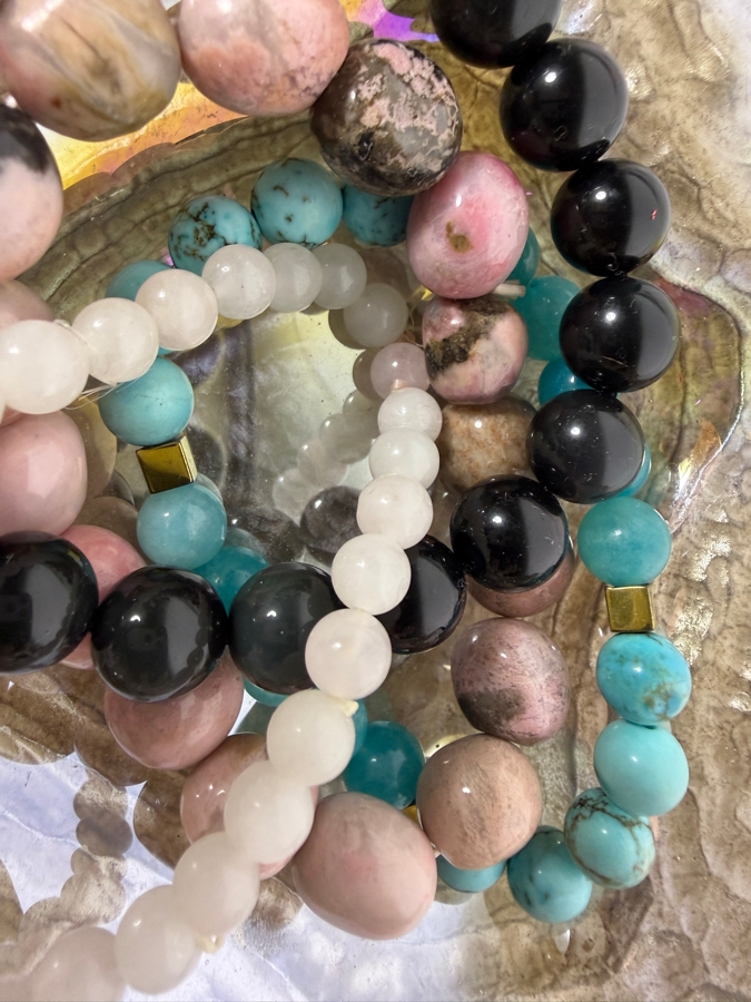 MCM Style Iridescent Gray Art Glass Oyster Shell Vanity Bowl With Semi Precious Beaded Bracelets Set 10'W X 7.5'D [Photo 3]