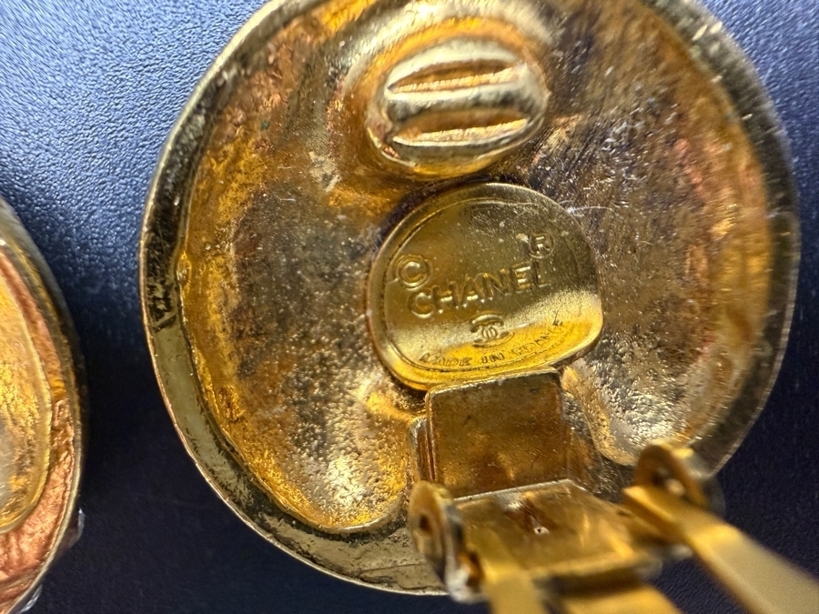 Vintage Chanel Clip-on Earrings [Photo 4]