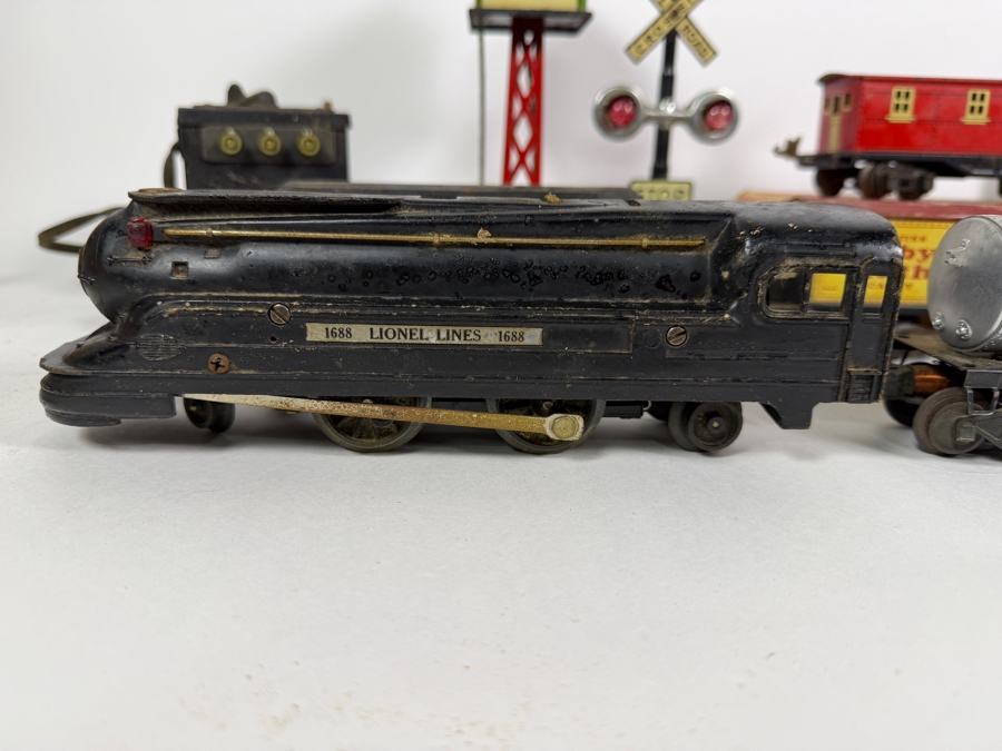 Vintage Lionel O Gauge Prewar & Postwar Toy Train Set Lot With Locomotive, Rolling Stock, Accessories, And Manual [Photo 3]