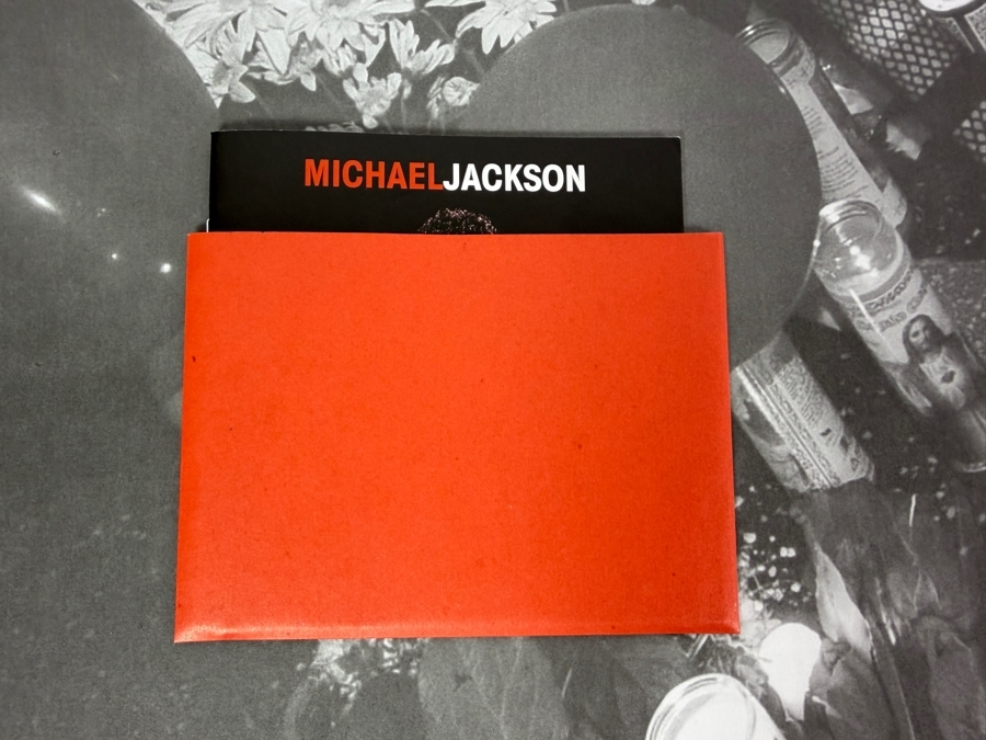Vintage 2009 Michael Jackson A Tribute To The King Of Pop 1958-2009 Platinum Edition Collector's Vault Interactive Book With Slipcase [Photo 4]