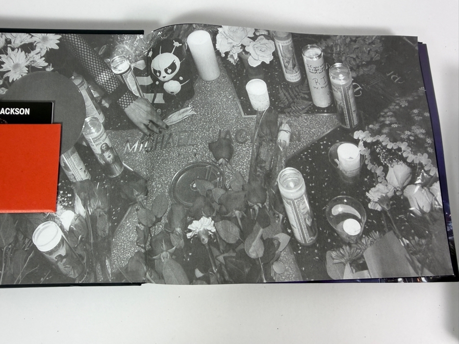 Vintage 2009 Michael Jackson A Tribute To The King Of Pop 1958-2009 Platinum Edition Collector's Vault Interactive Book With Slipcase [Photo 5]
