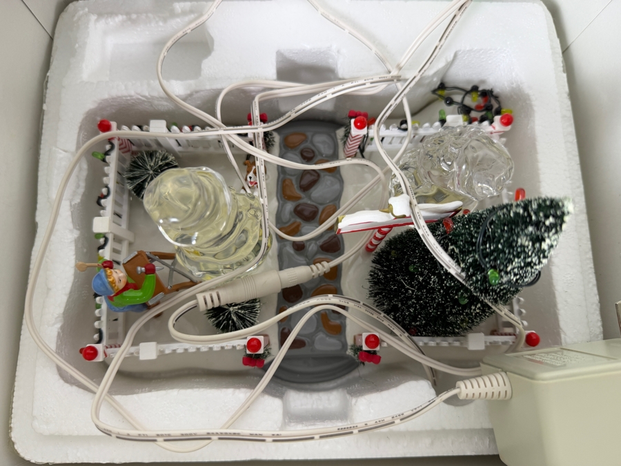 2004 Retired Department 56 'Neighborhood Christmas Scene' from the Snow Village Christmas Lane Collection with Original Box [Photo 4]