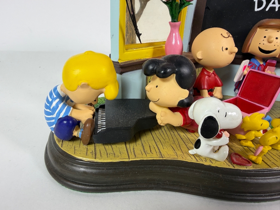Danbury Mint 'Be My Valentine!' Lighted Sculpture Depicts the Peanuts Gang in a Classroom Setting with Original Box 10W X 7H [Photo 2]