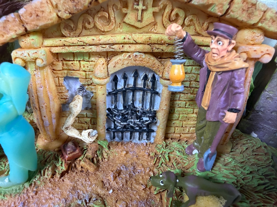 Vintage 2002 Disney Store Exclusive The Haunted Mansion Light-Up Fiber Optic Resin House Miniature 9'W X 7'D X8.5'H [Photo 10]