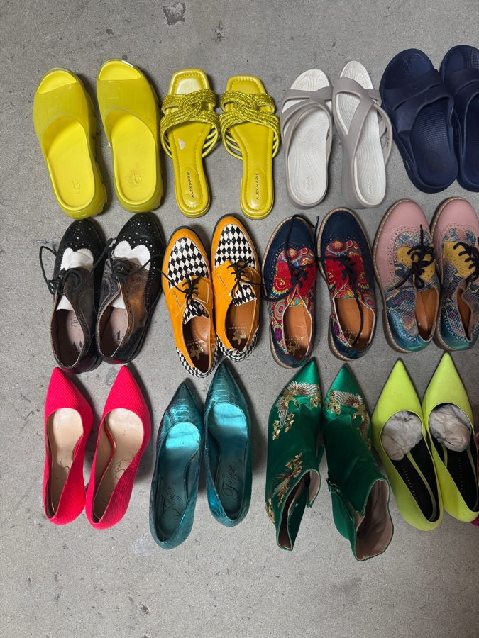 Just Added - Women's Designer Fashion Shoes Lot Mixed Brands Pumps Boots Flats Sandals Slides Mostly Size 7.5 [Photo 2]