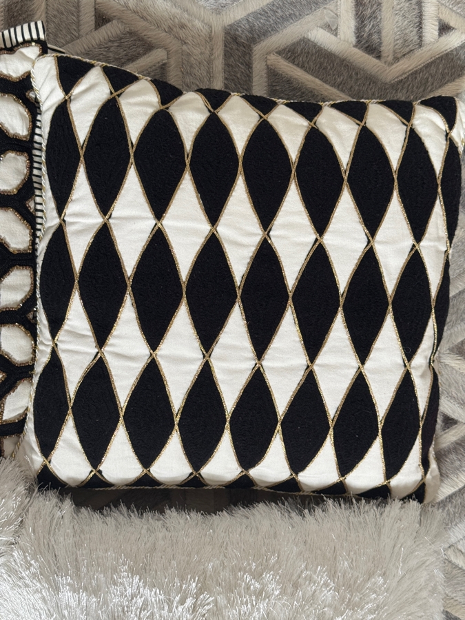 Just Added - Set Of 4 Glam Monochrome White Shaggy Faux Fur And Black Velvet Geometric Throw Pillows 16' [Photo 3]