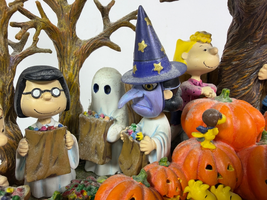 Danbury Mint 'Welcome Great Pumpkin' Lighted Sculpture Featuring the Peanuts Gang 9W X 8H [Photo 3]