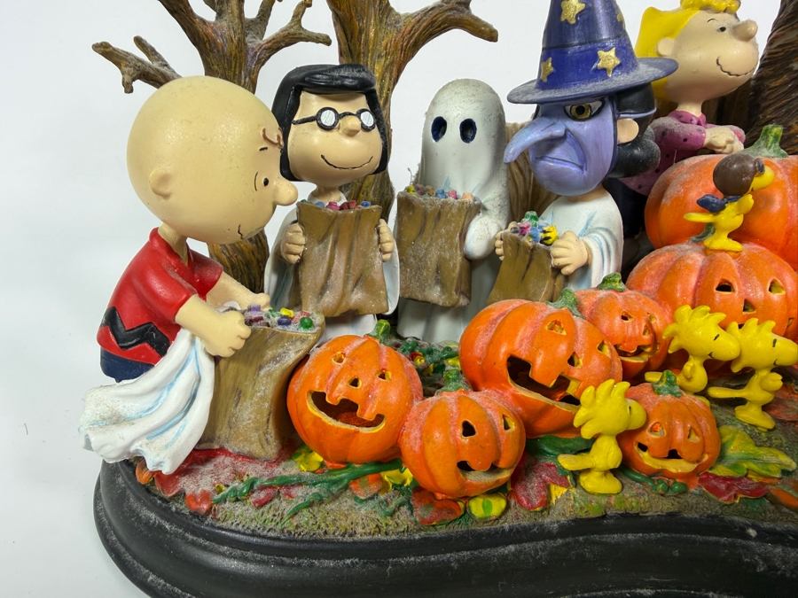 Danbury Mint 'Welcome Great Pumpkin' Lighted Sculpture Featuring the Peanuts Gang 9W X 8H [Photo 2]