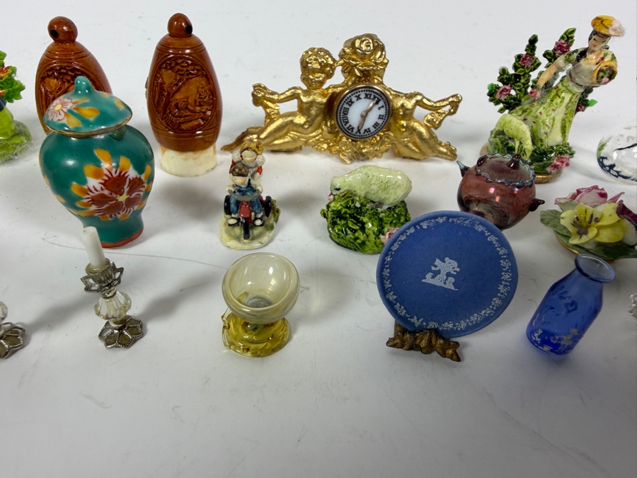 Collection Of Twenty Three Vintage And Antique Assorted Miniature Dollhouse Knick Knacks Including Glassware And Porcelain [Photo 7]