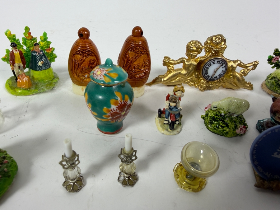 Collection Of Twenty Three Vintage And Antique Assorted Miniature Dollhouse Knick Knacks Including Glassware And Porcelain [Photo 3]