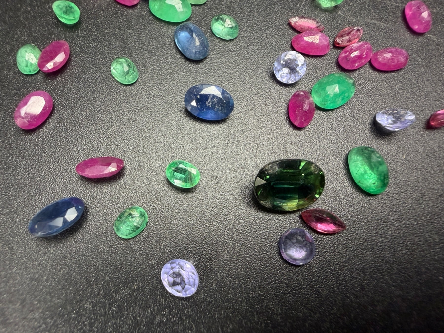 Jewelers Collection Of Various Stones Ready For Setting Including Emeralds, Rubies and More - See Photos [Photo 4]