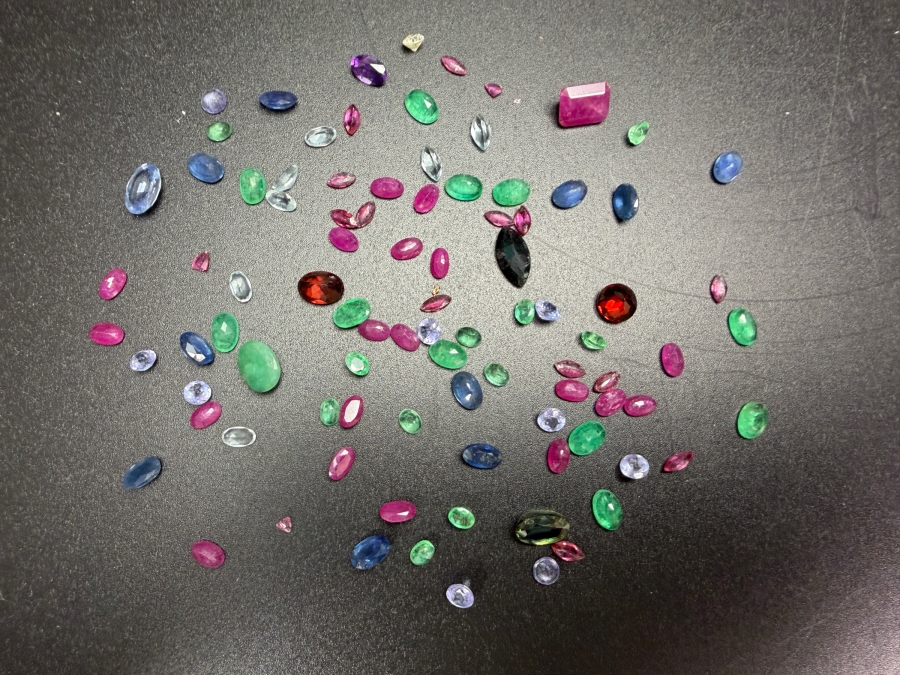 Jewelers Collection Of Various Stones Ready For Setting Including Emeralds, Rubies and More - See Photos [Photo 3]