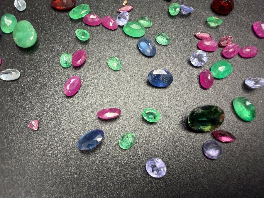 Jewelers Collection Of Various Stones Ready For Setting Including Emeralds, Rubies and More - See Photos [Photo 10]