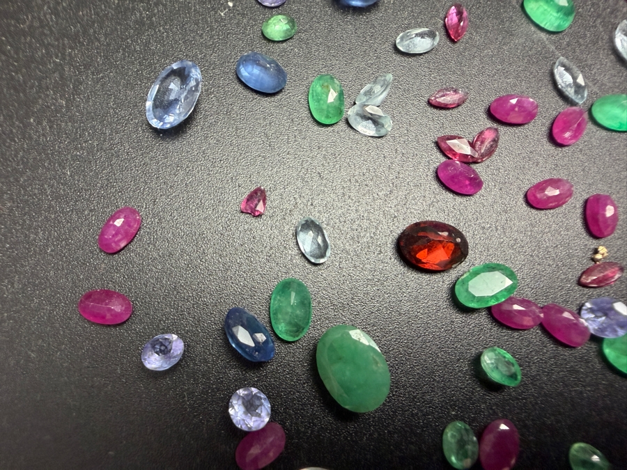 Jewelers Collection Of Various Stones Ready For Setting Including Emeralds, Rubies and More - See Photos [Photo 8]