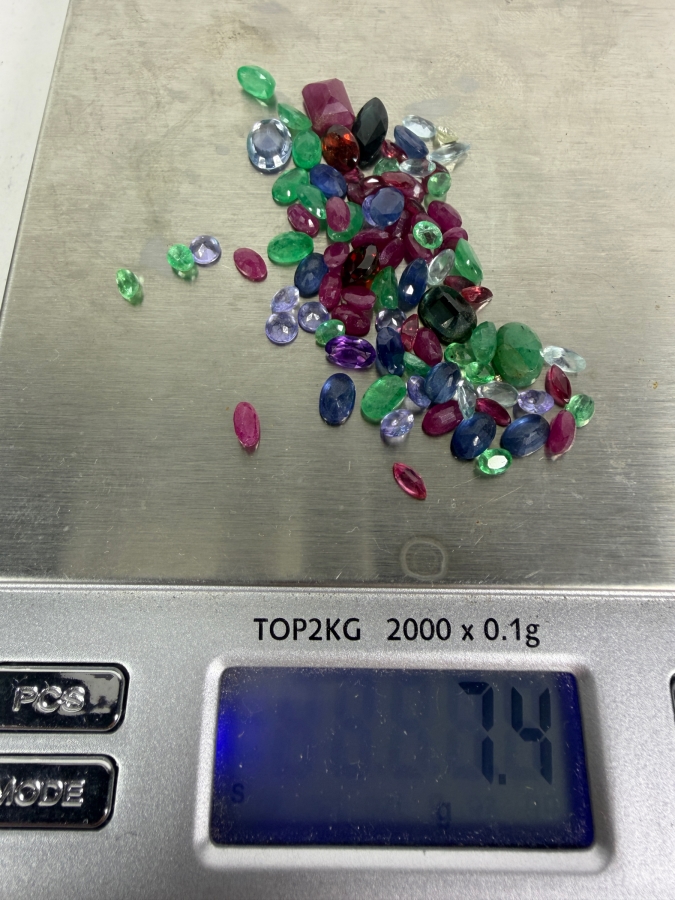 Jewelers Collection Of Various Stones Ready For Setting Including Emeralds, Rubies and More - See Photos - 37carat Total Weight [Photo 12]