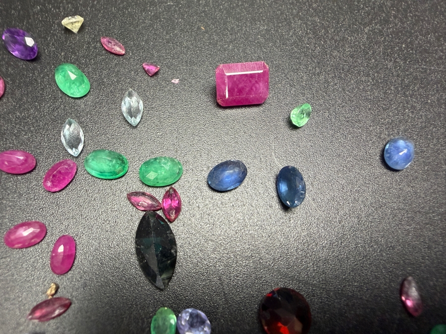Jewelers Collection Of Various Stones Ready For Setting Including Emeralds, Rubies and More - See Photos [Photo 6]