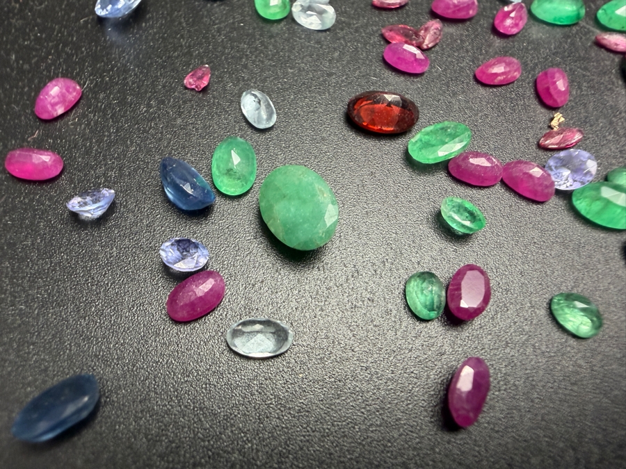 Jewelers Collection Of Various Stones Ready For Setting Including Emeralds, Rubies and More - See Photos [Photo 9]