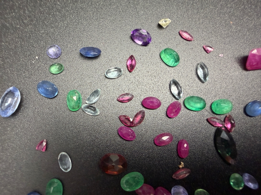 Jewelers Collection Of Various Stones Ready For Setting Including Emeralds, Rubies and More - See Photos [Photo 7]