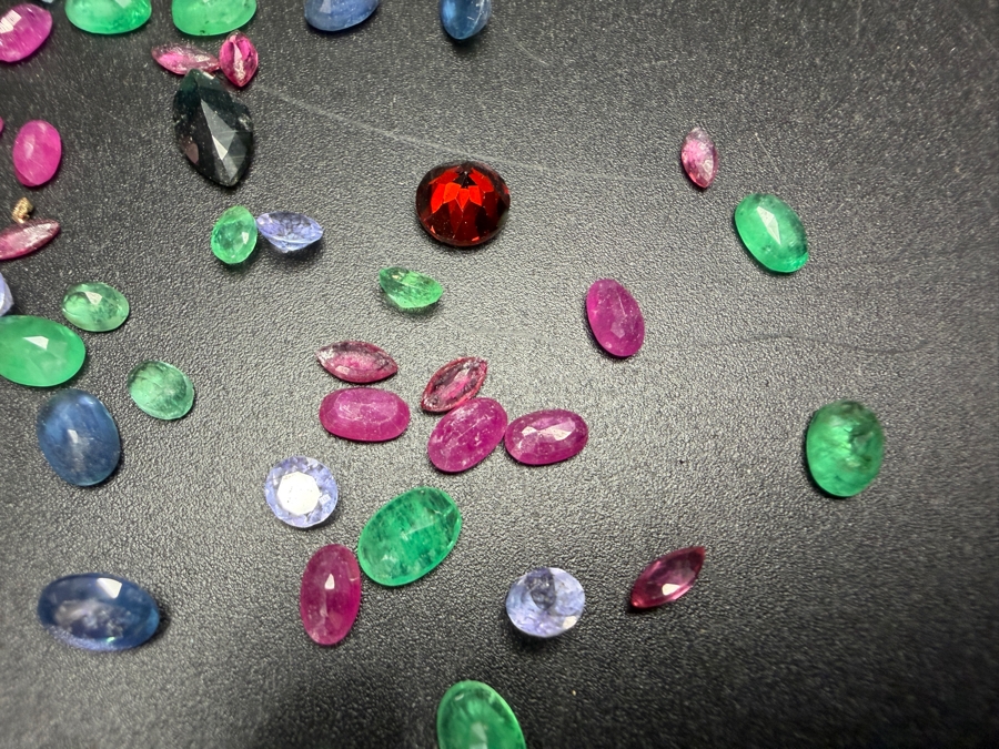 Jewelers Collection Of Various Stones Ready For Setting Including Emeralds, Rubies and More - See Photos [Photo 5]