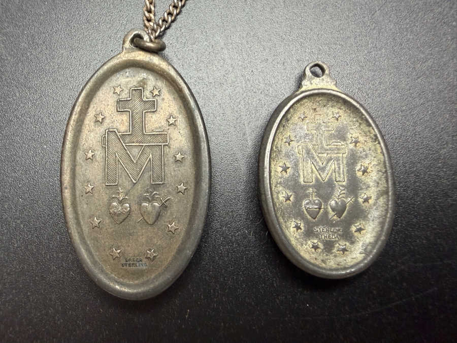Pair Of Vintage Sterling Silver Miraculous Medal Pendants with 24' Sterling Silver Chain Necklace 22.3g [Photo 5]