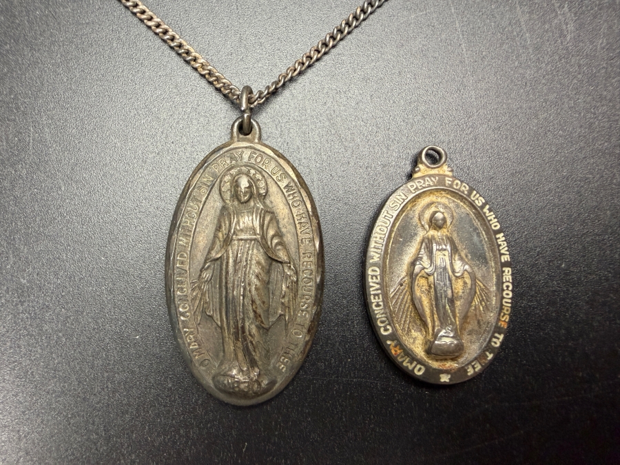 Pair Of Vintage Sterling Silver Miraculous Medal Pendants with 24' Sterling Silver Chain Necklace 22.3g [Photo 2]