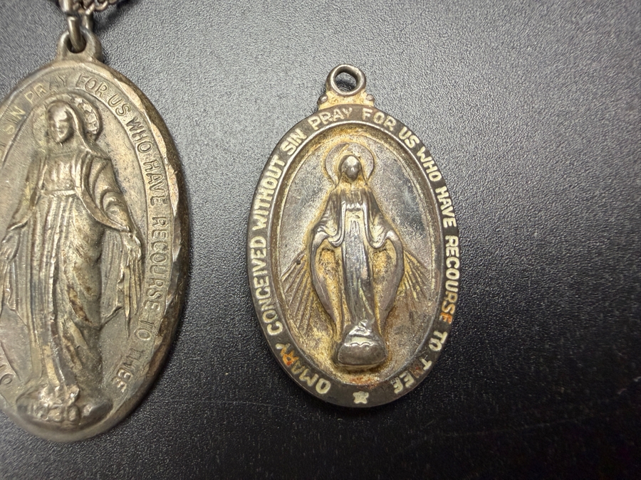 Pair Of Vintage Sterling Silver Miraculous Medal Pendants with 24' Sterling Silver Chain Necklace 22.3g [Photo 4]