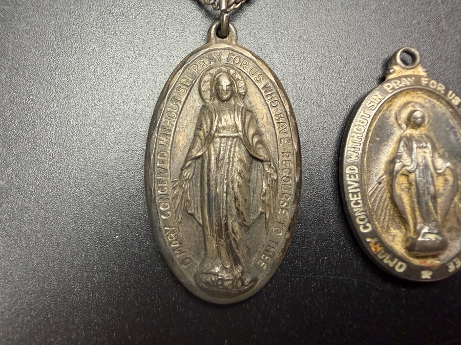 Pair Of Vintage Sterling Silver Miraculous Medal Pendants with 24' Sterling Silver Chain Necklace 22.3g [Photo 3]
