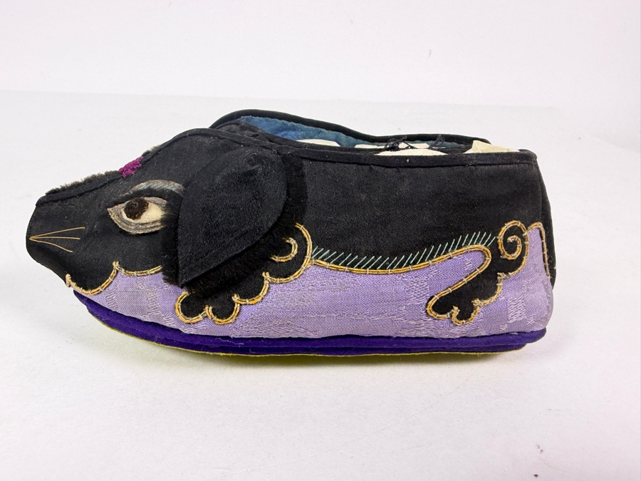 Vintage Pair Of Chinese Handmade Embroidered Silk Children's Shoes 6L [Photo 3]