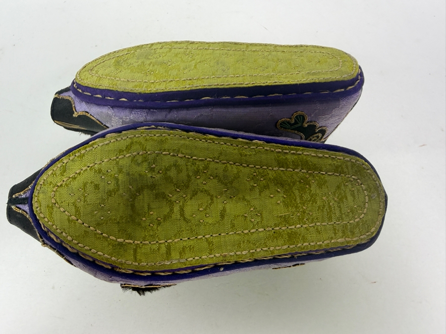 Vintage Pair Of Chinese Handmade Embroidered Silk Children's Shoes 6L [Photo 4]