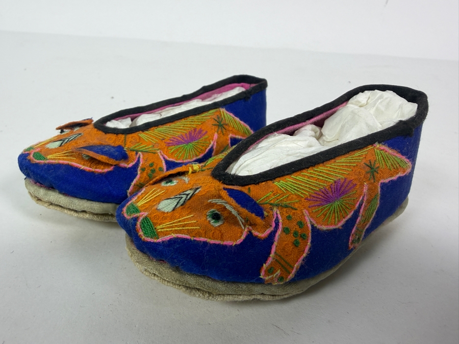 Vintage Pair Of Chinese Handmade Embroidered Silk Children's Shoes 4.5L [Photo 2]