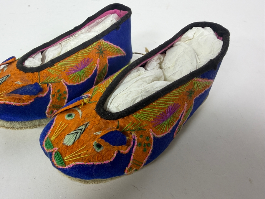 Vintage Pair Of Chinese Handmade Embroidered Silk Children's Shoes 4.5L [Photo 3]