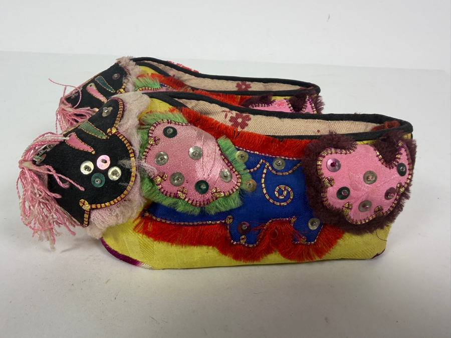 Vintage Pair Of Chinese Handmade Embroidered Silk Children's Shoes 6L [Photo 5]