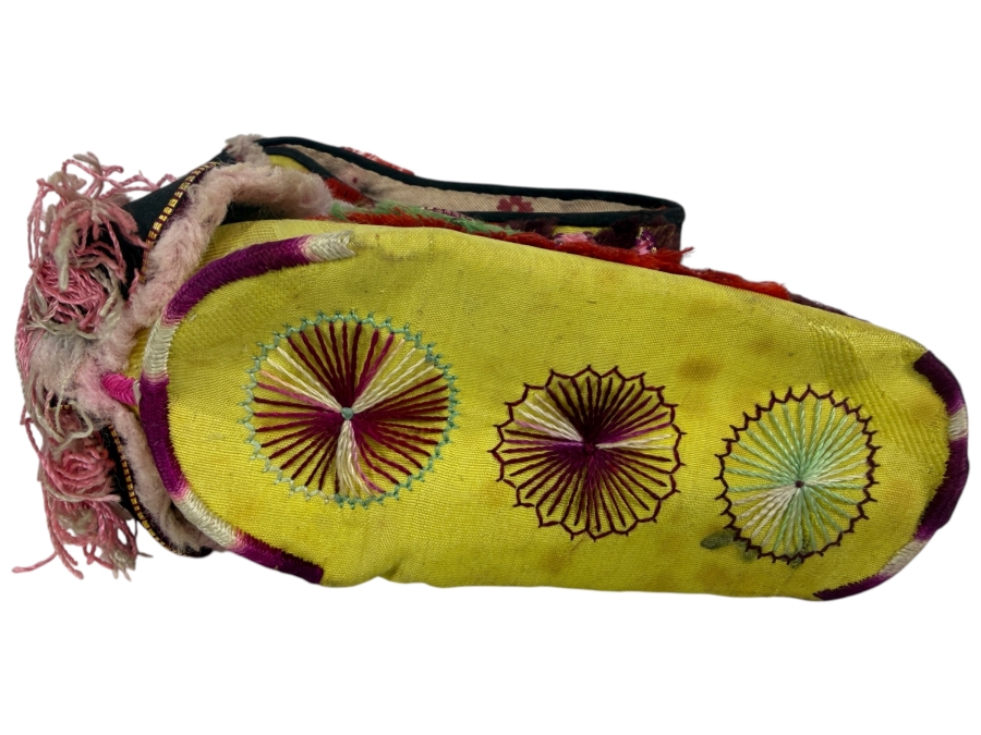 Vintage Pair Of Chinese Handmade Embroidered Silk Children's Shoes 6L [Photo 2]