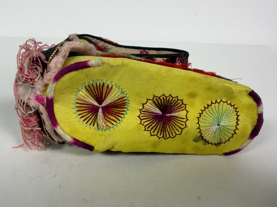 Vintage Pair Of Chinese Handmade Embroidered Silk Children's Shoes 6L [Photo 7]