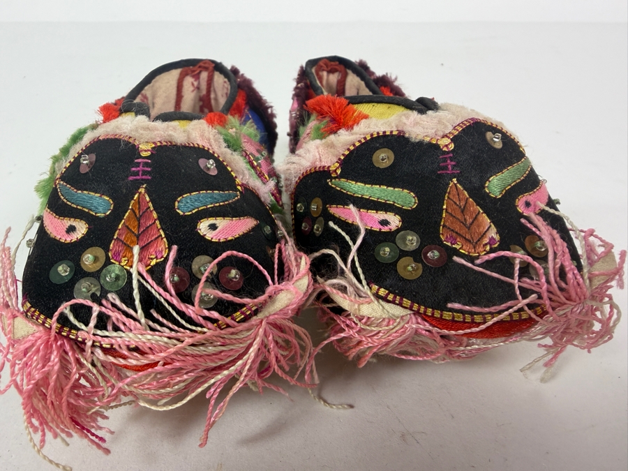 Vintage Pair Of Chinese Handmade Embroidered Silk Children's Shoes 6L [Photo 4]