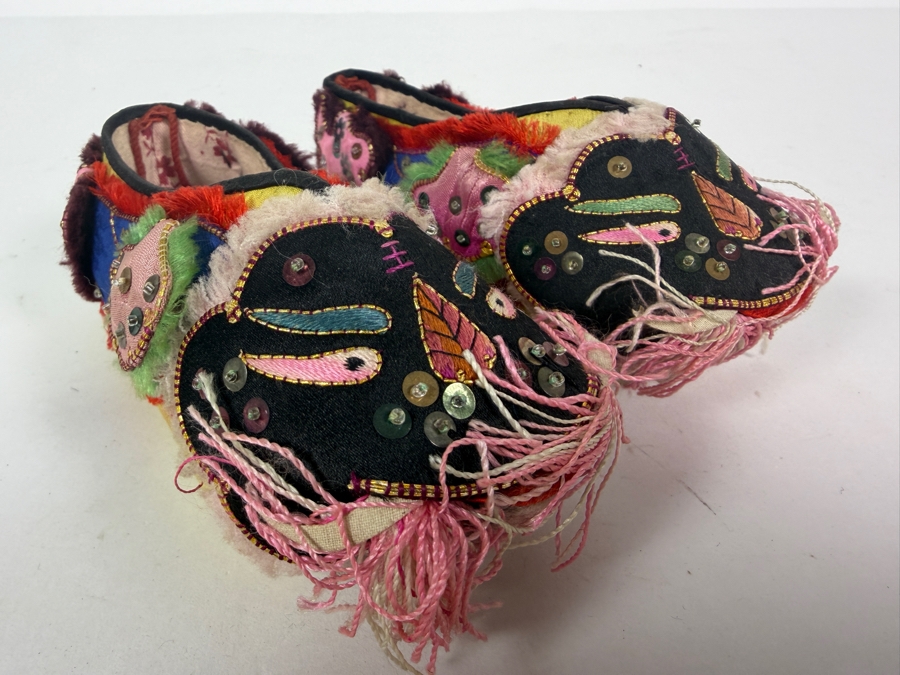 Vintage Pair Of Chinese Handmade Embroidered Silk Children's Shoes 6L [Photo 3]