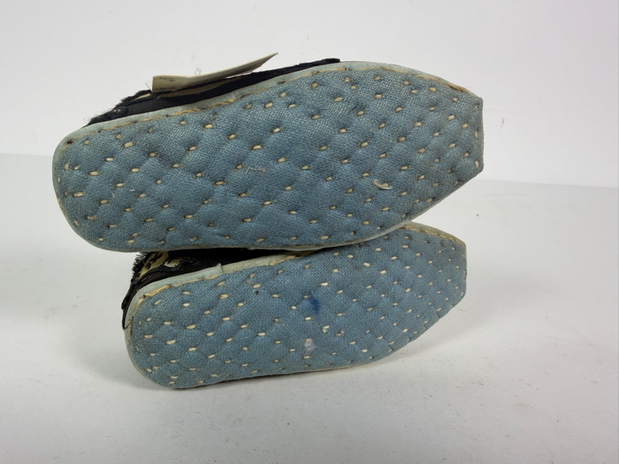 Antique Pair Of Chinese Handmade Embroidered Silk Year of the Bull Children's Shoes 5L [Photo 5]