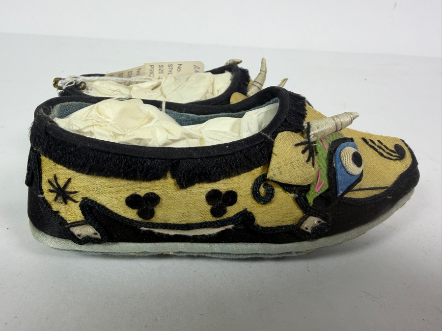 Antique Pair Of Chinese Handmade Embroidered Silk Year of the Bull Children's Shoes 5L [Photo 3]